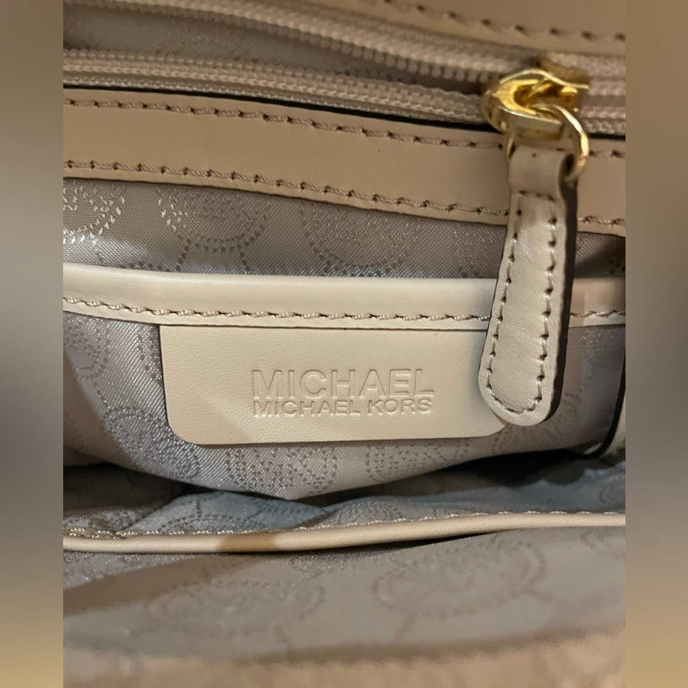 Michael Kors Cindy Pale Gold Large Dome Satchel 2 way Bag/Crossbody - Picture 8 of 9